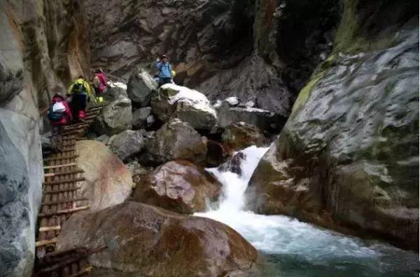 韩东君穿复古条纹西装参加活动,简约又不失经典,你喜欢这样的他吗?-最全面的社区交流平台